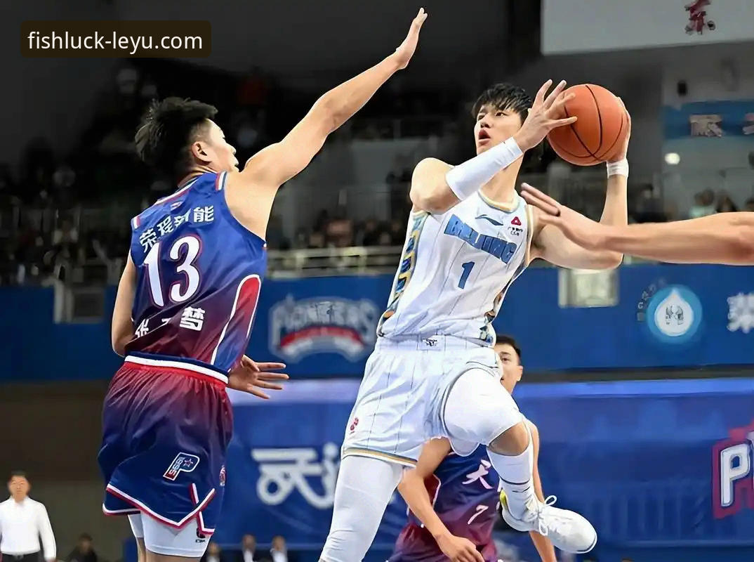 上海男篮十二连胜登顶详解：一场流畅的团队胜利